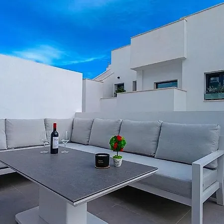 A2502 Sky Hill Modern 3-bedroom In